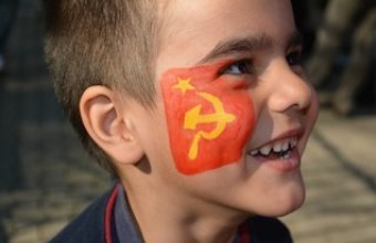 Мальчик с рисунком советского флага на лице