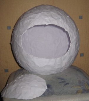 Шлем космонавта округлой формы из бумаги