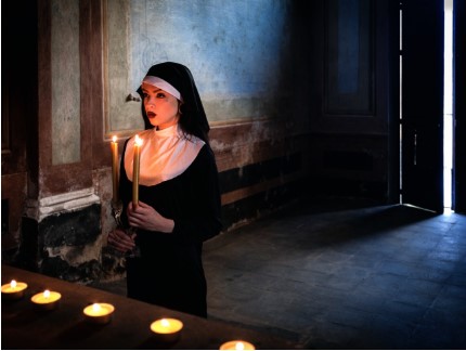монахиня со свечами