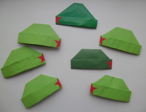 Семь зеленых пилоток из бумаги